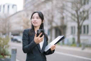 仕事をする女性　イメージ