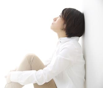 悩んでいる女性のイメージ