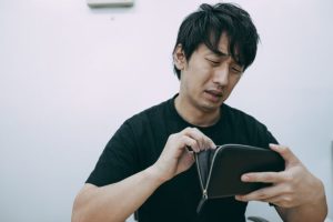 金銭的に苦しい男性　イメージ